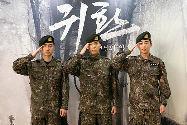 군에 입대해 뮤지컬 ‘귀환’에 출연한 디오(왼쪽)과 시우민(오른쪽). [국가보훈처]