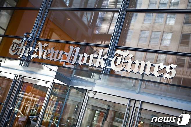 미국 일간 뉴욕타임스(NYT)의 뉴욕본사 건물 로고 <자료사진> © AFP=뉴스1
