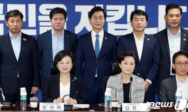 김현미 국토교통부 장관, 진선미 국토교통위원장을 비롯한 참석자들 15일 오전 국회 의원회관에서 열린 더불어민주당 소속 국토교통위원들과의 당정 협의에서 기념사진을 찍고 있다. 2020.7.15/뉴스1 © News1
