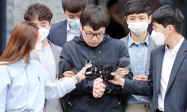텔레그램 성 착취 공유방 '박사방' 조주빈의 범행을 도운 혐의를 받는 남경읍이 15일 서울 종로경찰서에서 검찰에 송치되고 있다. 뉴시스