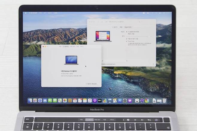 대각 기준 13.3형 레티나 디스플레이와 터치바를 갖췄다. 출처=IT동아