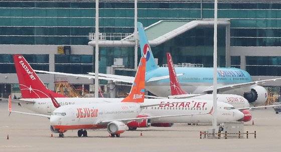 14일 인천국제공항 주기장에 제주항공과 이스타항공 여객기가 세워져 있다.   연합뉴스