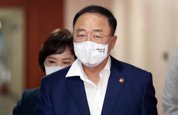 그린벨트 해제를 고려한다고 언급한 홍남기 경제부총리 겸 기획재정부 장관(사진=뉴스1)