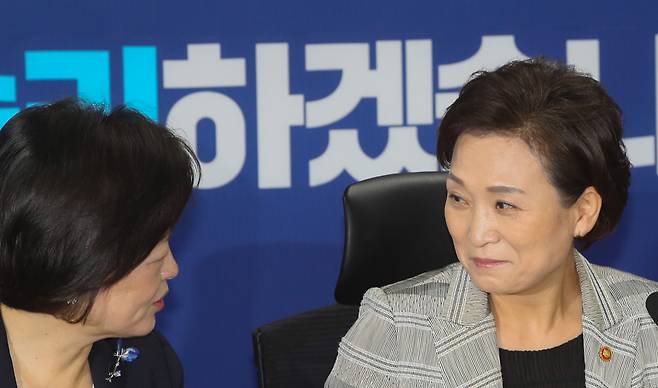 김현미 국토교통부 장관(오른쪽)과 진선미 국회 국토교통위원장이 15일 국회 의원회관에서 열린 더불어민주당 국토교통위원들과 국토교통부와의 당정협의에서 대화하고 있다. [연합]