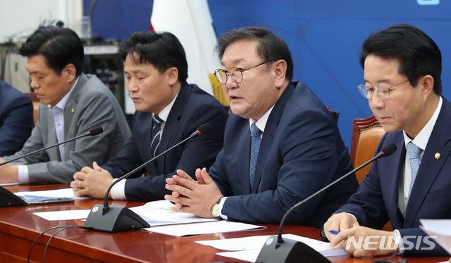 [서울=뉴시스] 김진아 기자 = 김태년 더불어민주당 원내대표가 14일 서울 여의도 국회에서 열린 원내대책회의에서 발언을 하고 있다. 2020.07.14. bluesoda@newsis.com
