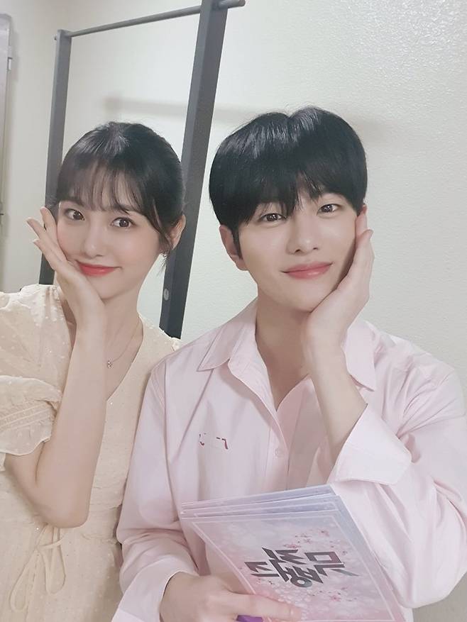 ▲ '뮤직뱅크' MC에서 하차하는 신예은(왼쪽)-골든차일드 최보민. 출처| '뮤직뱅크' 공식 트위터
