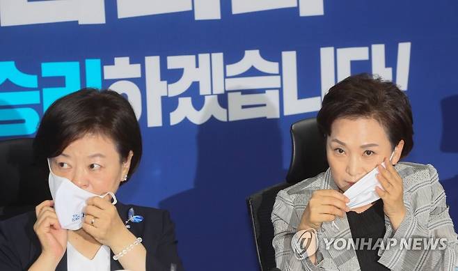 이야기 나누는 김현미 장관과 진선미 위원장 (서울=연합뉴스) 진성철 기자 = 김현미 국토교통부 장관(오른쪽)과 진선미 국회 국토교통위원장이 15일 국회 의원회관에서 열린 더불어민주당 국토교통위원들과 국토교통부와의 당정협의에서 대화하고 있다.  2020.7.15 zjin@yna.co.kr