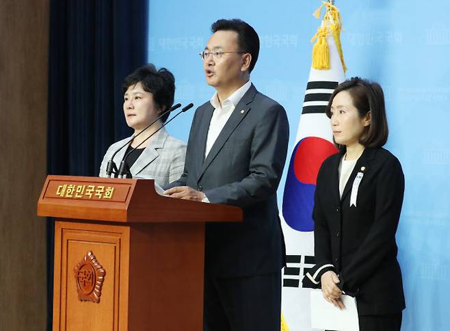 미래통합당 법제사법위원회 조수진(왼쪽부터), 유상범, 전주혜 의원이 12일 오후 서울 여의도 국회 소통관에서 기자회견을 열고 있다. (사진=연합뉴스)