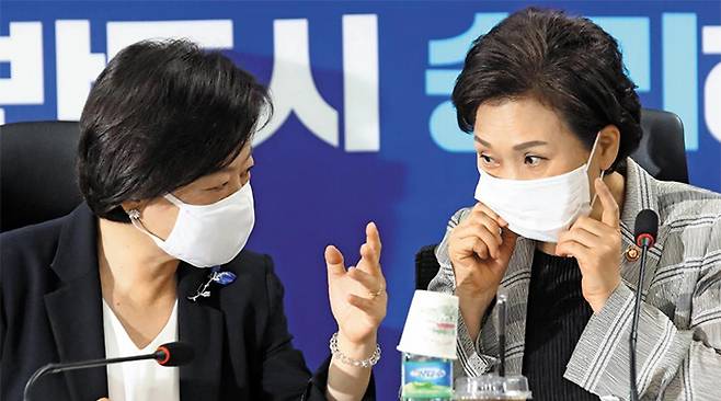 진선미(왼쪽) 국회 국토교통위원장과 김현미 국토교통부 장관이 15일 서울 여의도 국회의원회관에서 열린 부동산 대책 당정협의에서 대화를 나누고 있다. /이덕훈 기자