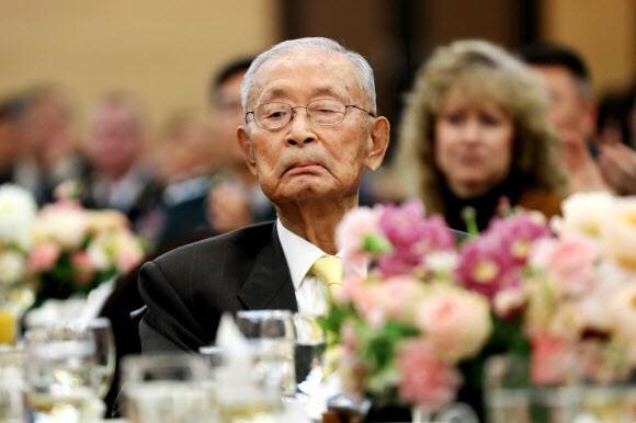 2018년 국방컨벤션센터에서 열린 생일파티 도중 생각에 잠긴 백선엽 예비역 육군대장. 연합뉴스