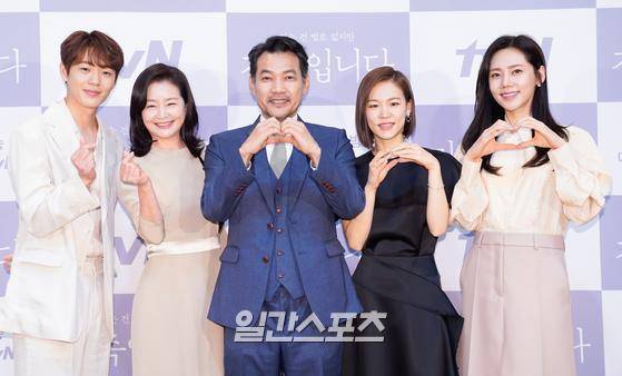 배우 신재하, 원미경, 전진영, 한예리, 추자현이 27일 오후 온라인 생중계로 진행된 tvN 새 월화드라마 '아는 건 별로 없지만 가족입니다' 제작발표회에 참석해 포토타임을 갖고 있다. '아는 건 별로 없지만 가족입니다'(연출 권영일)는 가족 같은 타인과, 타인 같은 가족의 오해와 이해에 관한 이야기는 작품으로 한예리, 김지석, 추자현, 정진영, 원미경, 신재하, 신동욱 등이 열연한다. 6월 1알 첫 방송. 〈사진=tvN 제공〉 김진경 기자 kim.jinkyung@jtbc.co.kr/2020.05.27/
