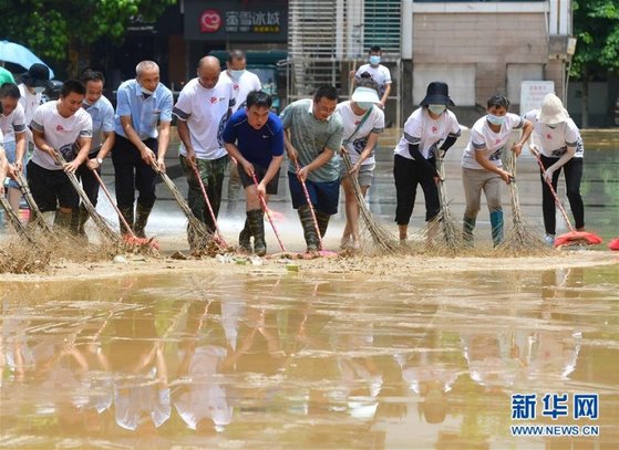 지난 12일 광시(廣西)성 룽수이(融水) 묘족(苗族)자치현에서 시민들이 홍수 피해를 복구하고 있다. [신화망 캡처]