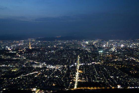 앞산 전망대에서 내다본 대구 시내 전경. 코로나 사태의 충격을 딛고 서서히 일상을 회복하는 대구의 모습이 눈물겨웠다. 장진영 기자