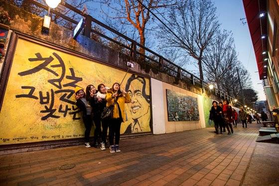 대구의 명물 '김광석 다시 그리기 길'. 해가 지면 더욱 그윽한 분위기가 연출된다. [중앙포토]