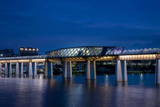 아양기찻길. 옛 대구선 철교를 리모델링했다. 사진에 보이는 배 모양의 공간이 카페다. 장진영 기자