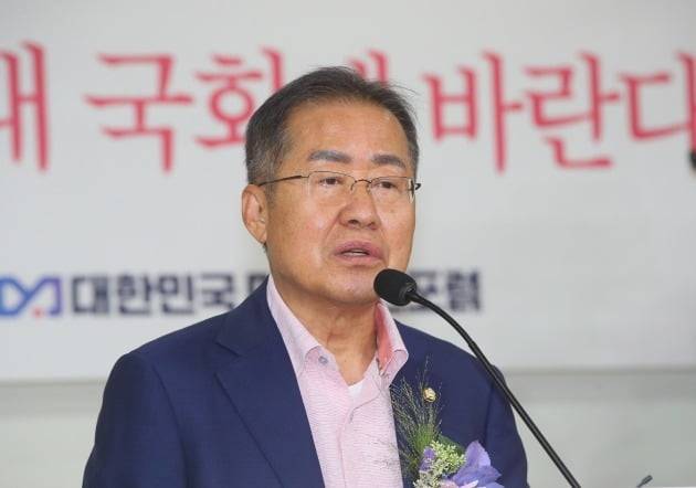 홍준표 무소속 의원이 16일 "김현미 국토교통부 장관은 청량리 588 집창촌 개발 현장에 가보고 서울시 부동산 대책을 다시 세워라"며 정부의 부동산 정책에 직격탄을 날렸다. [사진=연합뉴스]