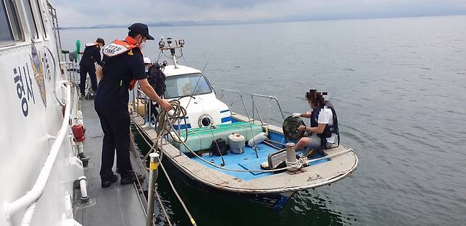 모터보트 검문검색 하는 보령해경 [보령해경 제공. 재판매 및 DB 금지]