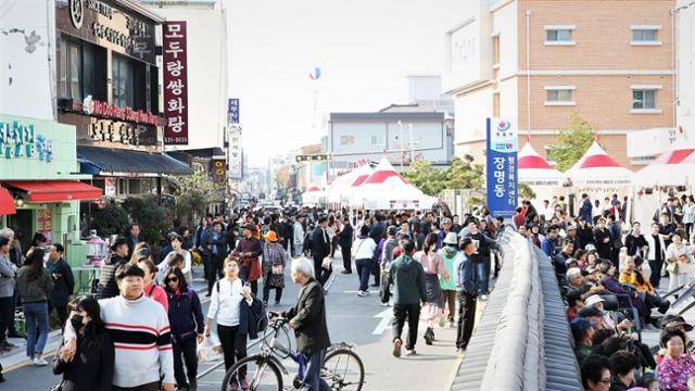 지난해 11월 열린 쌍화차거리 축제에 주민과 관광객들이 붐비고 있다.