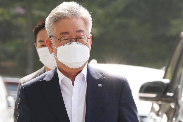 '친형 강제입원'과 관련한 허위사실 공표 혐의에 대해 2심에서 당선무효형을 선고받았다 16일 대법원의 원심 파기환송으로 지사직을 유지하게 된 이재명 경기지사가 17일 오전 경기 수원시 경기도청으로 출근하고 있다. 연합뉴스
