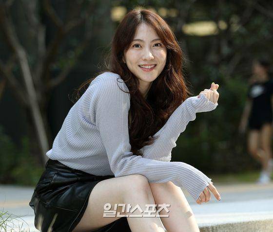 JTBC '야식남녀' 김아진 역으로 열연한 배우 강지영이 8일 오후 서울 마포구 상암동 JTBC에서 일간스포츠와 '직격 인터뷰'를 진행했다.  강지영이 인터뷰에 앞서 가진 포토타임에서 포즈를 취하고 있다. 김진경 기자 kim.jinkyung@jtbc.co.kr/2020.07.08/