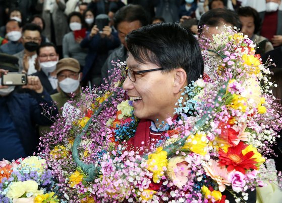 지난 4월 16일 윤 의원이 당선 축하 꽃 목걸이를 걸고 있다. 연합뉴스