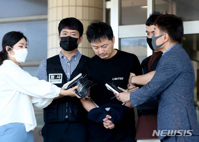 [제주=뉴시스]우장호 기자 = 미성년 이용 성착취물 제작 범죄로 신상이 공개된 배준환(37)이 17일 오후 제주 동부경찰서에서 제주지방검찰청으로 송치되고 있다. 앞서 16일 신상공개위원회는 동종범죄의 재범방지 및 범죄예방 차원에서 배씨의 신상을 공개하기로 결정했다. 2020.07.17. woo1223@newsis.com