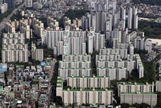 정부와 여당이 집값 과열과 수도권 주택공급 부족 논란에 그린벨트 해제를 검토하기로 하면서 서울시와 진통이 예상된다. 서울 송파구 잠실의 아파트단지. 뉴시스
