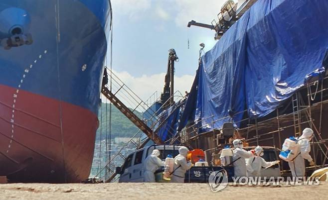 확진자 발생 러시아 선박 주변 방역작업 (부산=연합뉴스) 손형주 기자 = 16일 오후 부산 영도구 한 수리조선소에 정박한 러시아 선적 원양어선 A호 주변에서 방역당국 관계자들이 방역작업을 준비하고 있다. 부산국립검역소는 지난달 감천항에 입항했다가 이 조선소로 옮긴 A호에서 러시아 선원 3명이 확진 판정을 받았다고 밝혔다. 2020.7.16 handbrother@yna.co.kr