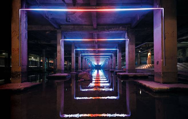 50년간 버려졌던 유진상가 하부 공간을 공공미술로 되살린 ‘홍제유연’. 홍제천을 따라 설치미술과 미디어 아트 작품 등이 설치돼 있다. /김종연·이한솔 영상미디어 기자