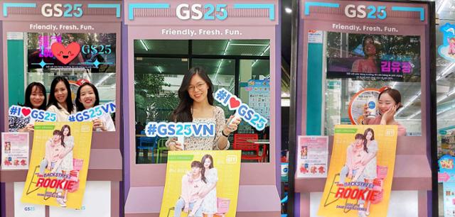베트남 GS25에서 현지 방문 고객들이 '편의점 샛별이' 기념 촬영 부스에서 사진을 찍으며 활짝 웃고 있다. GS25 제공