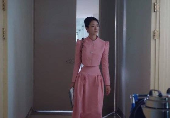 잘록한 허리로 화제를 모은 분홍색 크롭 재킷과 스커트. [사진 tvN]