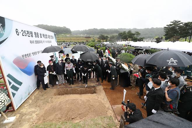 지난 15일 대전현충원에서 고 백선엽 장군 안장식이 치러지고 있다.[연합]