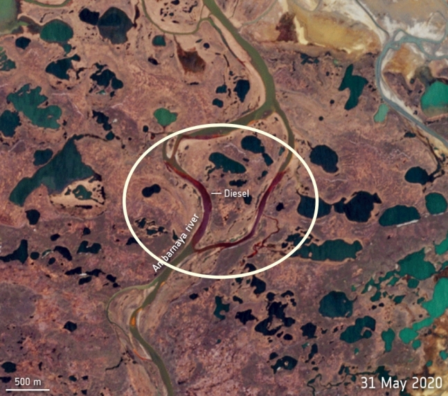 북극해 최악의 기름 유출 사고가 발생한 지역의 위성 사진, 붉은 색으로 보이는 부분이 기름으로 인해 오염된 강이다. 사고가 발생한 지 이틀 후인 5월 31일의 위성 사진이다.