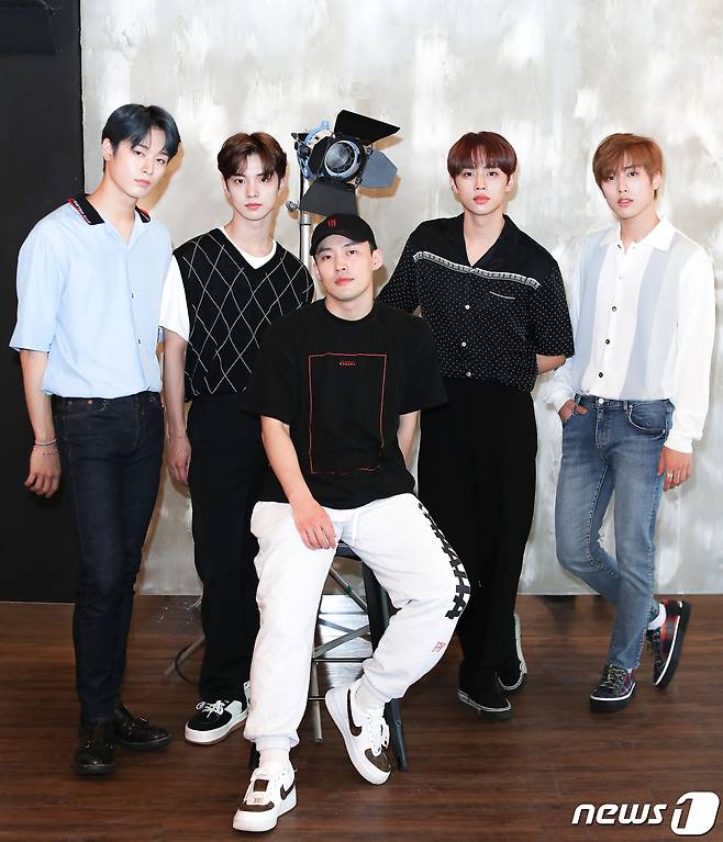 더보이즈 주연(왼쪽부터), 큐, 백구영 안무가, 더보이즈 선우, 제이콥/뉴스1 © News1 김진환 기자