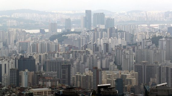 부동산 대책 이후 전셋값이 오르며 전세 매물이 사라진 19일 서울 남산에서 바라본 서울 도심은 아파트 숲을 이루고 있다. 사진=서동일 기자