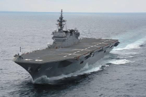 일본 해상자위대의 헬기 구축함인 이즈모함은 F-35B 수직이착륙 스텔스 전투기를 탑재할 수 있도록 개조할 예정이다. 사실상 경항모급의 역할을 할 것이다. [일본 해상자위대 제공]