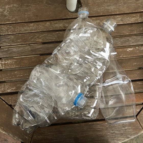 뚜껑을 열어 세척 후 납작하게 압축한다.