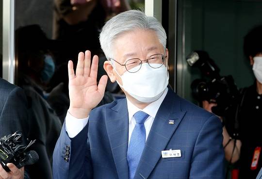 지지자들 향해 인사하는 이재명 경기지사. 연합뉴스