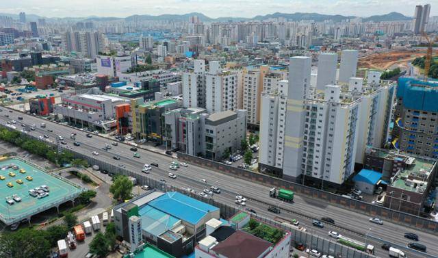 15일 인천 부평구의 한 아파트 단지와 주택들이 방음벽 하나를 사이에 두고 경인고속도로와 접해 있는 모습. 방음벽보다 훨씬 높은 고층아파트가 눈에 띈다. 고층일수록 소음원이 다양하고 소리의 경로도 완벽히 차단되지 않아 소음에 매우 취약하다. 서재훈 기자