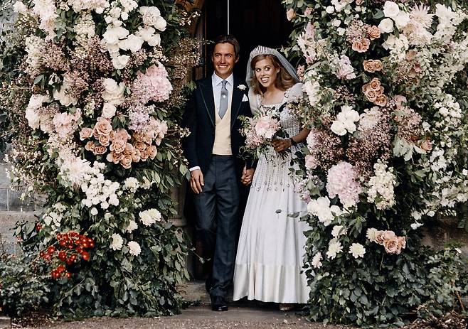 영국 공주 베아트리체와 신랑 에드왈드가 17일 윈저성의 왕실교회에서 결혼식을 올렸다. AP=연합뉴스