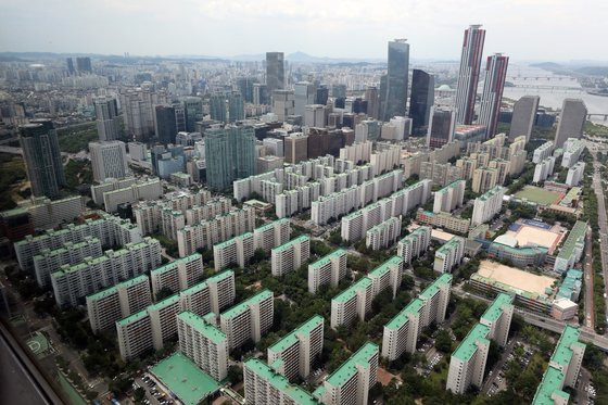 서울 영등포구 여의도 63빌딩 전망대에서 바라본 서울 영등포구 여의도 일대 아파트 모습. ［뉴스1］