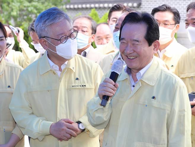 정세균 국무총리가 18일 경기 포천시 일동면 양돈농장에서 열린 아프리카돼지열병 방역 상황보고에서 이재명 지사와 밝게 웃으며 대화하고 있다. /사진제공=뉴스1