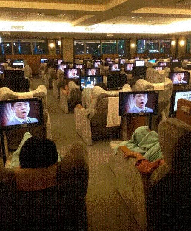 2013년 한자와 나오키 시즌1 마지막회 방영 당시 일본 도쿄의 한 온천 휴게실에서 거의 모든 시청자들이 한자와 나오키를 보고 있다./트위터 캡처