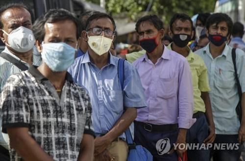 인도 콜카타에서 마스크를 쓰고 버스를 기다리는 주민. [AP=연합뉴스]