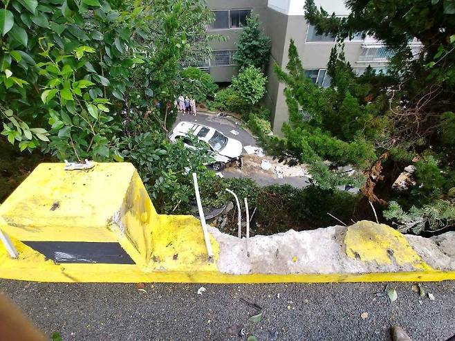 난간 뚫고 아래로 추락한 SUV [부산 경찰청 제공. 재판매 및 DB 금지]