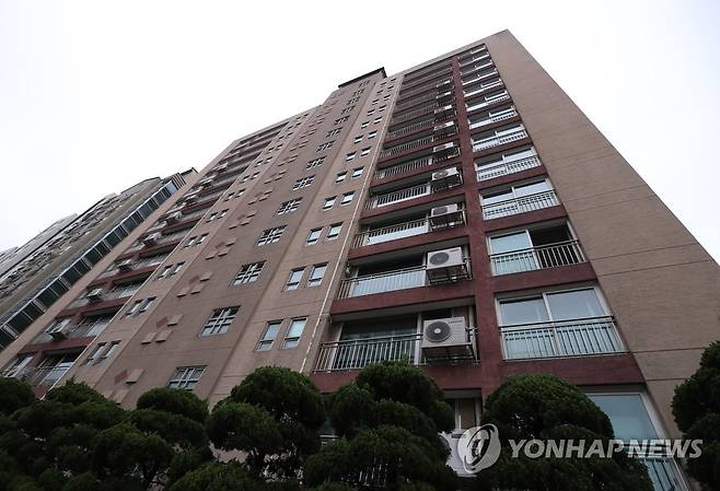 사모펀드가 통째 매입한 강남 아파트 (서울=연합뉴스) 홍해인 기자 = 20일 서울 강남구 학동로 삼성월드타워 아파트 모습. 금융투자업계와 부동산업계에 따르면 이지스자산운용이 운용하는 한 사모펀드는 지난달 중순 삼성월드타워를 사들였다. 11층 높이의 이 건물은 46가구가 사는 한 동짜리 아파트로, 1997년 입주를 시작했다. 당초 한 개인이 이 아파트 전체를 소유하고 있다가 이지스자산운용에 매도했으며, 매매가는 약 400억원에 달하는 것으로 알려졌다. 2020.7.20 hihong@yna.co.kr