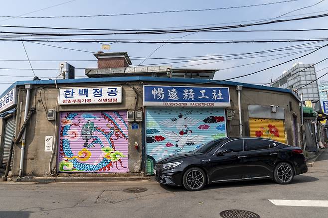 문래창작촌. 젊은 예술가들이 철강소 철문에 그림을 그려 노후한 골목에 생기를 더했다.