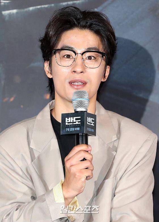 배우 구교환이 9일 오후 서울 용산구 한강로동 CGV용산아이파크몰점에서 열린 영화 ‘반도’ 언론시사회에 참석해 소감을 말하고 있다. 영화 ‘반도’는 '부산행’ 그 후 4년, 폐허가 된 땅에 남겨진 자들이 벌이는 최후의 사투를 그린 액션 블록버스터로 오는 7월 15일 개봉된다. 박세완 기자 park.sewan@jtbc.co.kr / 2020.07.09/