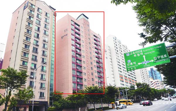 이지스자산운용이 운용하는 한 사모펀드가 통째로 사들인 서울 강남구 ‘삼성월드타워’ 아파트(왼쪽 두 번째 건물)의 20일 외관 사진. 46가구가 사는 한 동짜리 아파트로, 1997년 입주를 시작했다. 권현구 기자