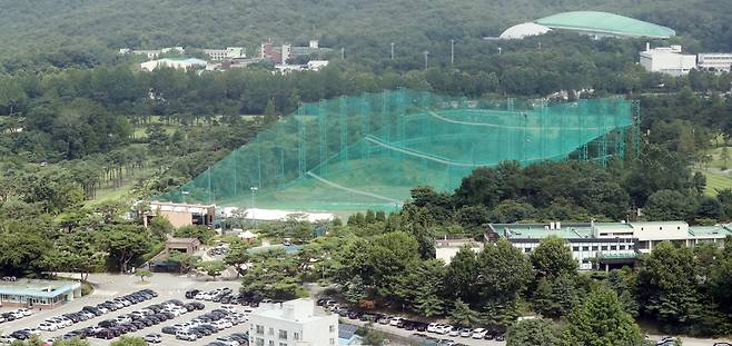 이달 말 발표할 부동산 공급대책에서 서울 강남권 개발제한구역(그린벨트) 해제 방안이 제외되면서, 정부는 태릉골프장 등 군 시설과 구로차량기지, 잠실 유수지 등 공공 유휴부지 등을 택지로 개발하는 방안이 급물살을 타는 양상이다. 서울 노원구 태릉골프장 모습 [연합]